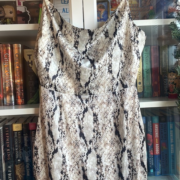 SNAKEPRINT MISSGUIDED RUFFLE DRESS SIZE 6 - Picture 2 of 6